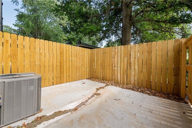 Building Photo - 102 N West Ave