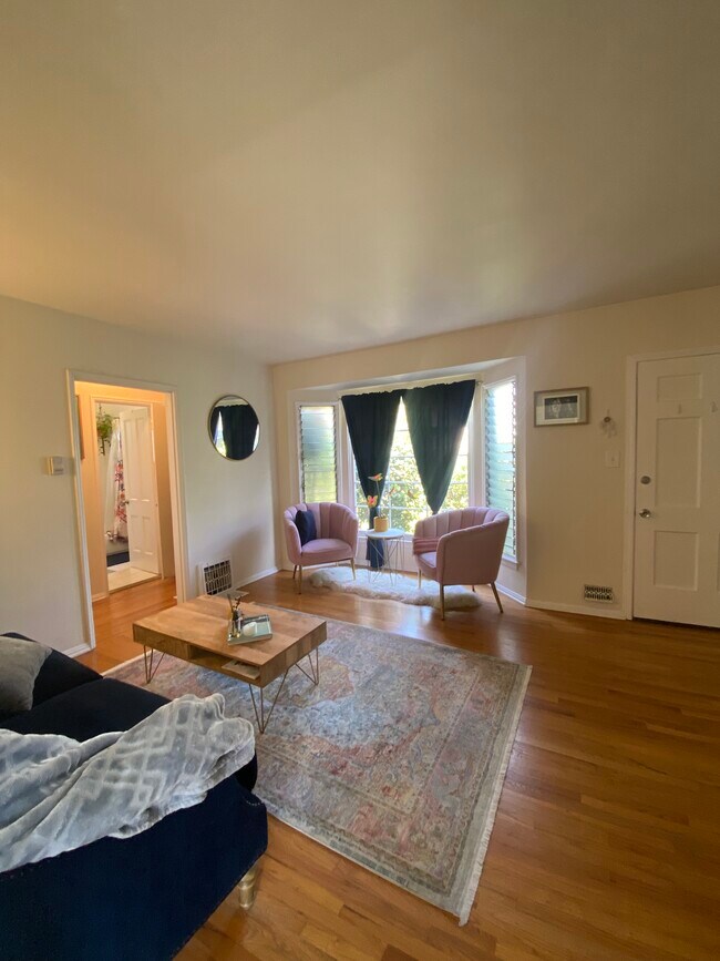 Living area with large bay window. - 1322 Ocean Park Blvd