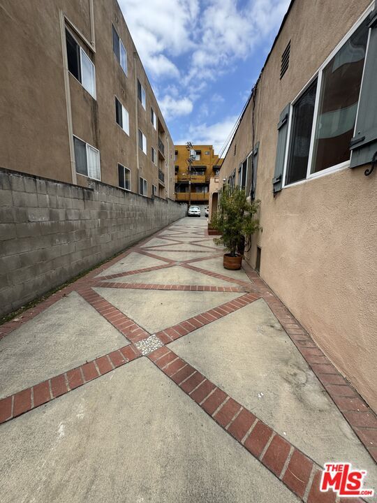 Building Photo - 831 Wilcox Ave