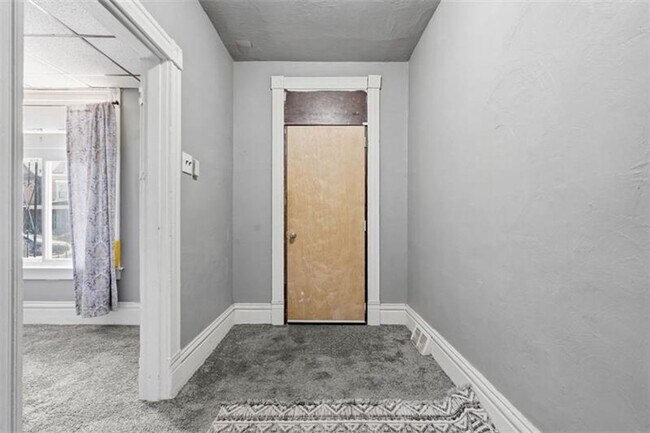 Building Photo - 5-bedroom, 1-bath home in East Pittsburgh