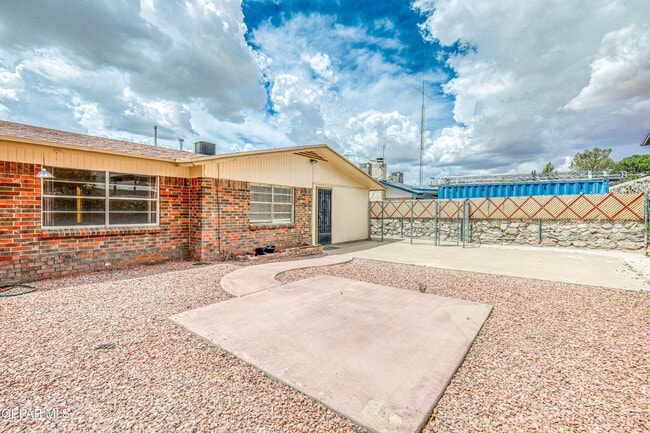 Building Photo - 3008 Gaston Dr