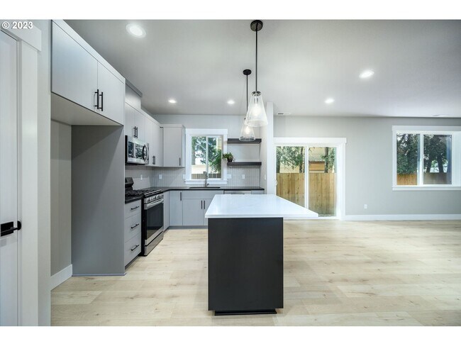 Building Photo - Beautiful 3 Bedroom, 2.5 Bath House in Newberg