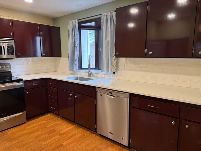 Building Photo - 2 Bed/2.5 Bath Townhome with Garage, Pool and Tennis Court