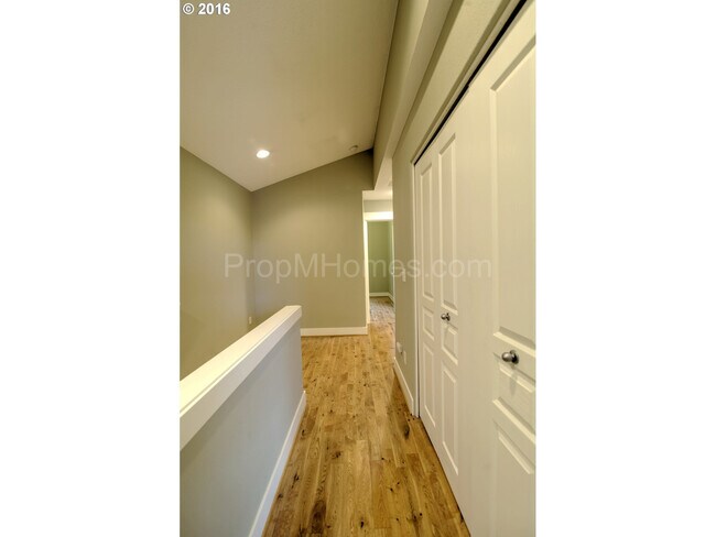 Building Photo - 9325 SW Jasper Dr