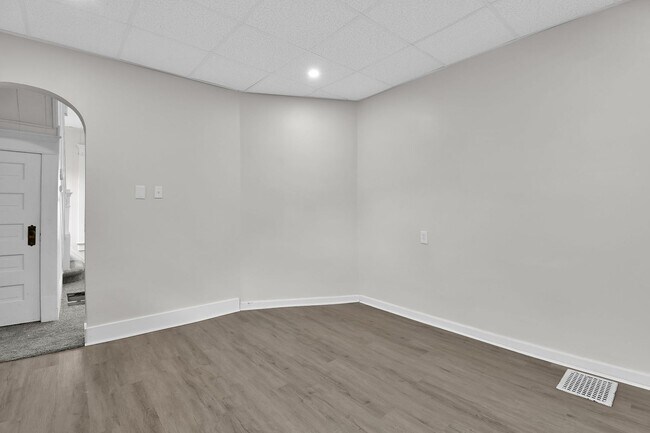 Building Photo - Large Single Family Rental - Available Now