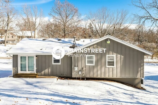 Building Photo - 3 Bedroom Pet-Friendly Home in KANSAS CITY, MO with Main Street Renewal