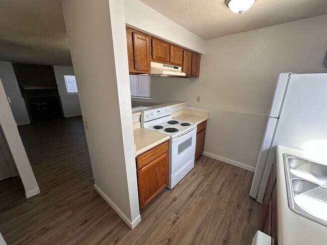 Building Photo - $895 - 2 bed 1.5 bath beautiful bi-level a...