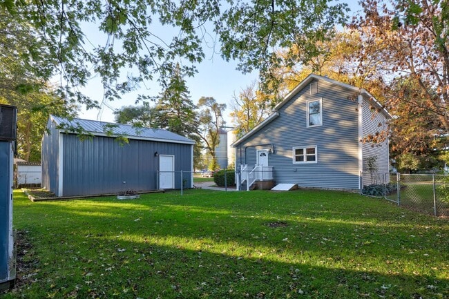 Building Photo - Charming 2 Bedroom Home with Pole Barn Gar...