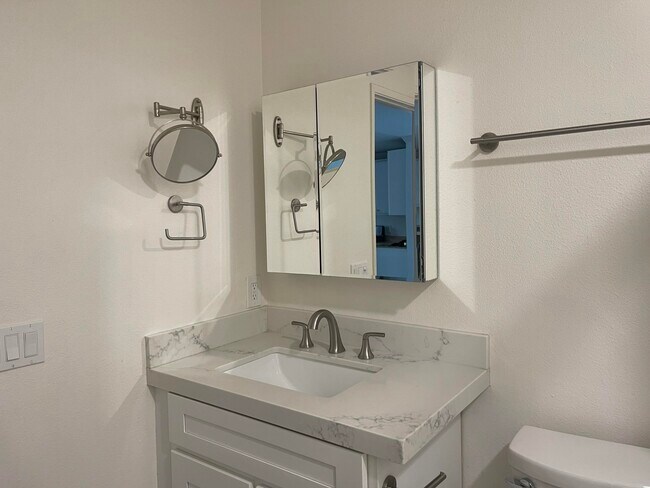 Building Photo - 53745 Avenida Diaz