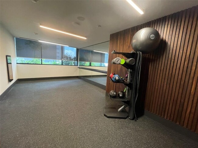 Building Photo - 84 East Ave