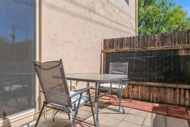 Patio - 1935 W Morten Ave