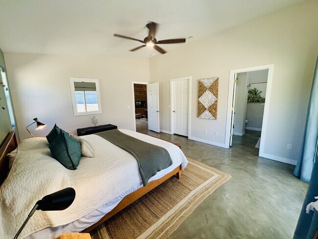 Building Photo - Rare Opportunity for Spacious, Modern Sout...