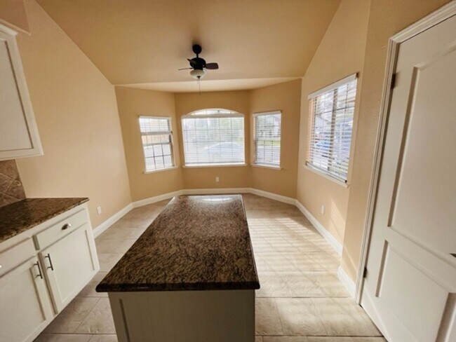 Building Photo - $2,495 Maple & Behymer, 3 Bedroom Home - N...
