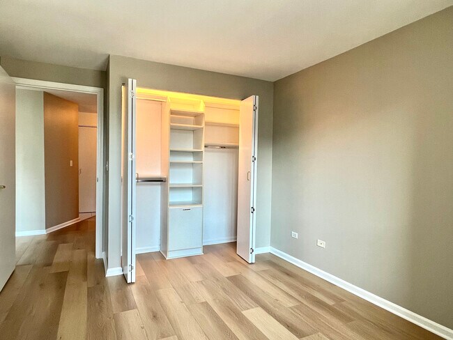 Building Photo - 345 N La Salle Dr