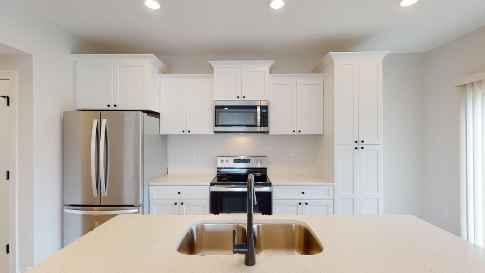 Building Photo - 827 Willow Pl