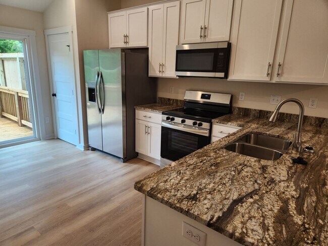 Building Photo - 2 Bed 1 Bath Modern Duplex Unit Blackstone VA-Fort Pickett