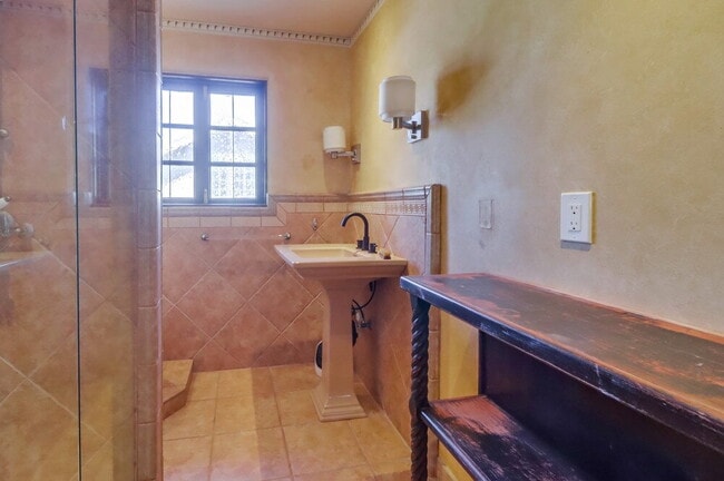 Building Photo - ROOM FOR RENT in beautiful Point Loma cust...