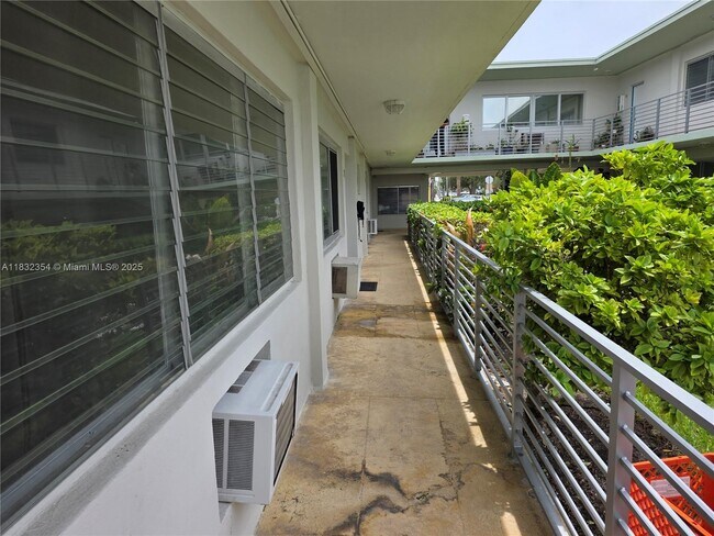 Building Photo - 2250 Bay Dr