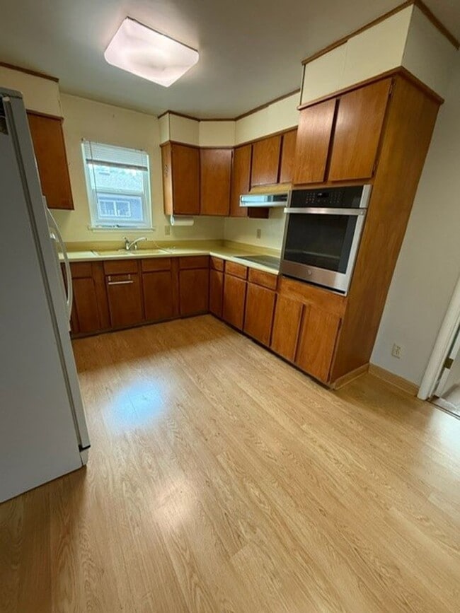 Building Photo - Spacious 3 bed 2 bathroom with 2 car garage