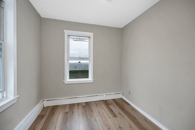 Building Photo - 50 1/2 Common St