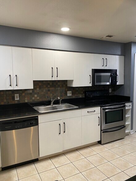 Kitchen - 3901 Travis Street