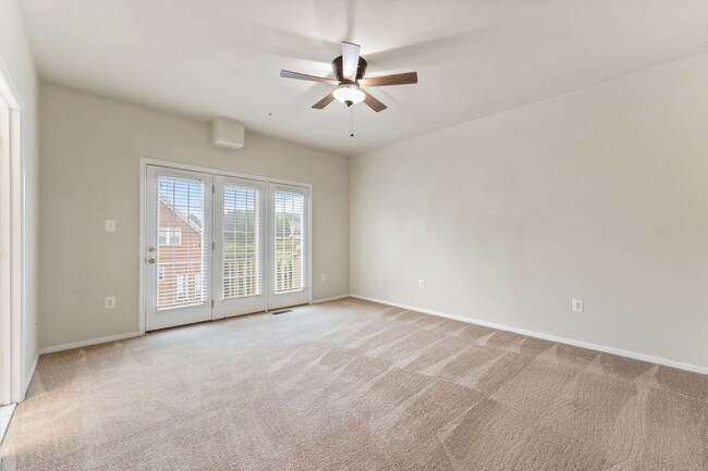 Building Photo - Commuter's Dream! Stylish 3-Bedroom Condo ...