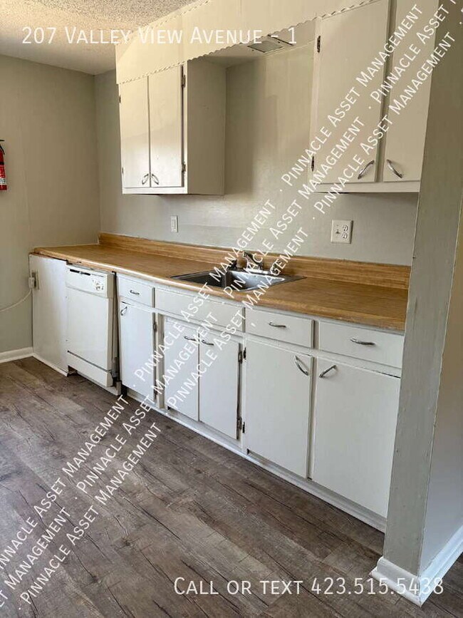 Building Photo - 207 Valley View Ave