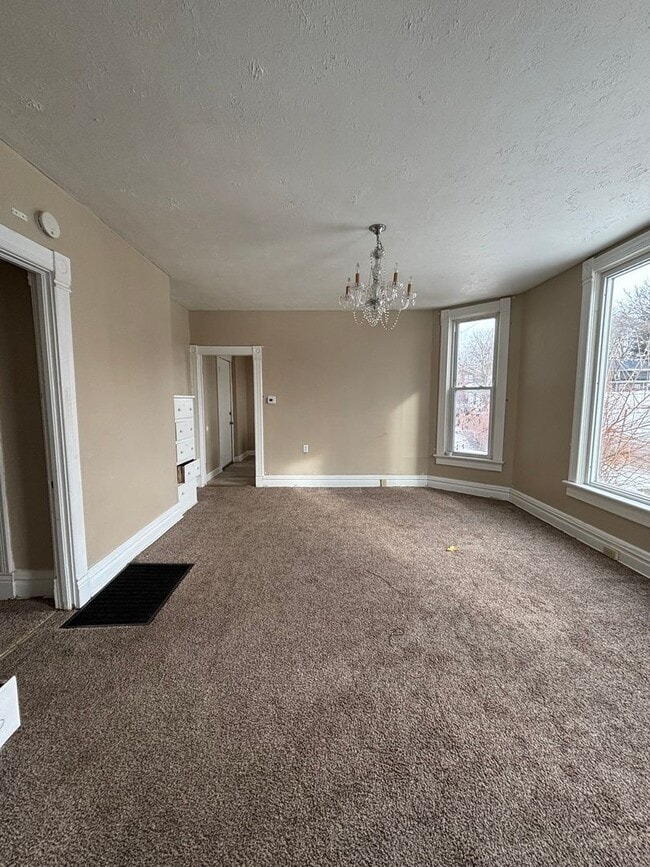 Building Photo - 2 Bdrm 1 Bath 1st Floor Apartment