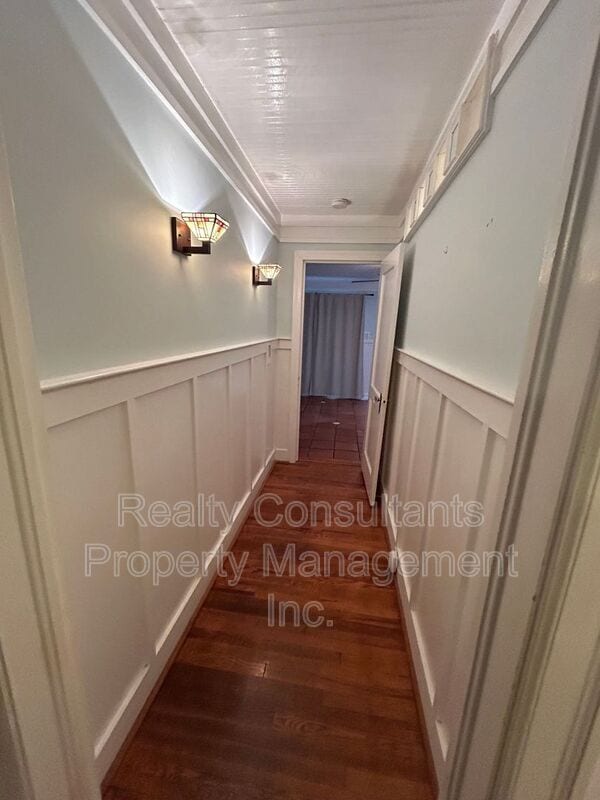 Building Photo - 2461 Lyndhurst Ave