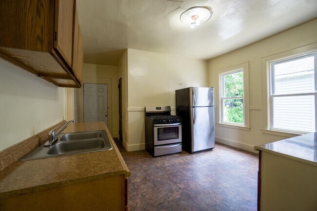 Building Photo - 8/1/26 Spacious First Floor Apartment Clos...