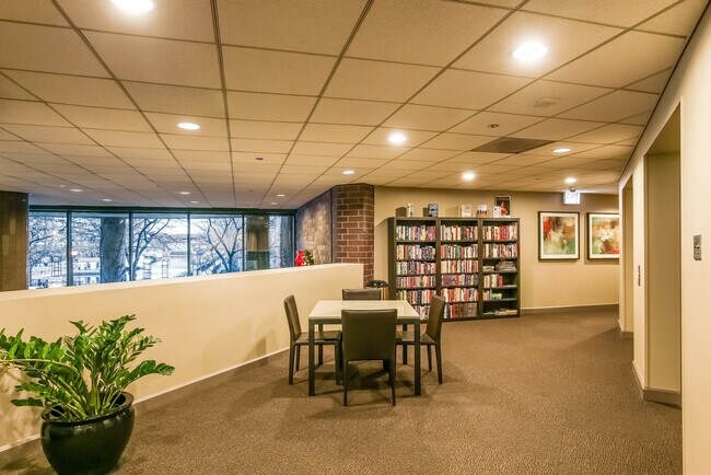 Building Photo - 480 N McClurg Ct