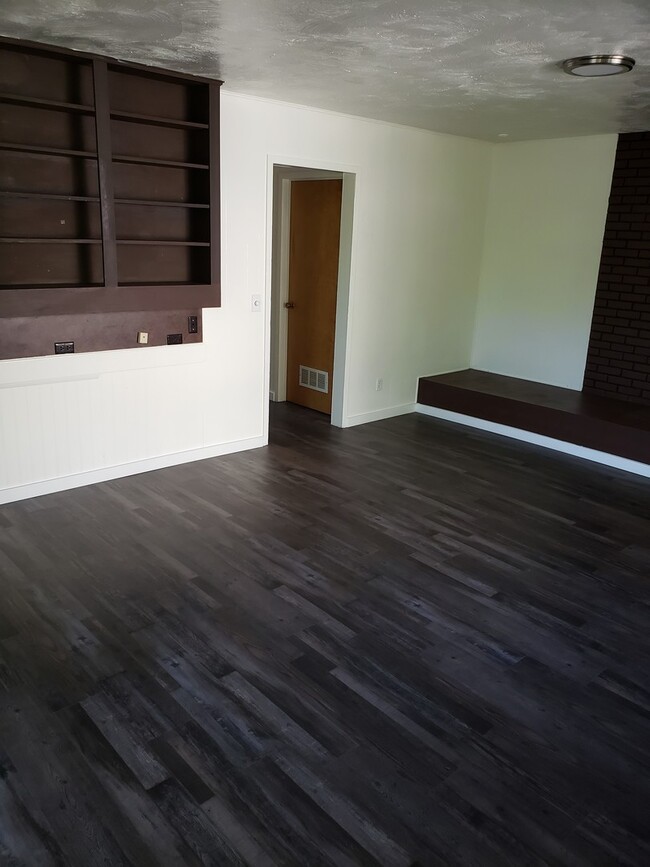Building Photo - 1640 sf 3 bed 1 bath