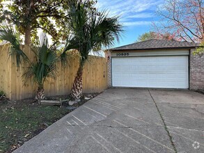 Building Photo - 10935 Berry Tree Dr