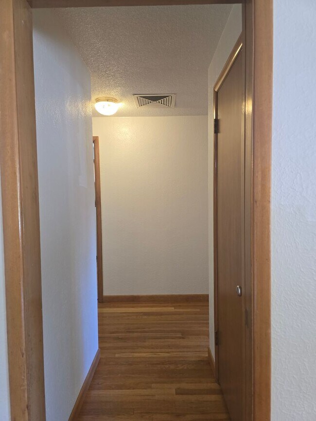 Building Photo - Spacious North Tacoma Rambler
