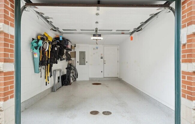 Building Photo - Comfortable and Spacious Rental Opportunity