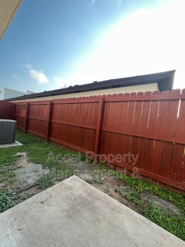 Building Photo - 214 Fig Dr