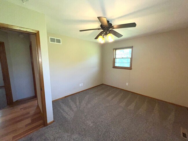 Building Photo - Spacious 3-bed, 2-bath Single Family Home!