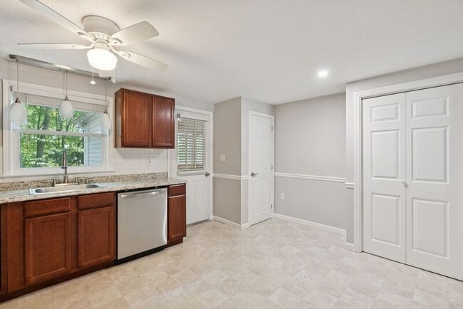 Building Photo - 5 Woodvale Ct