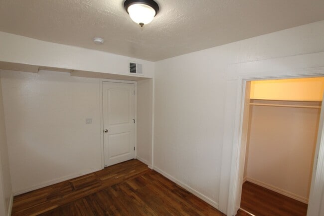 Building Photo - 4 bedroom Sunnyside Home