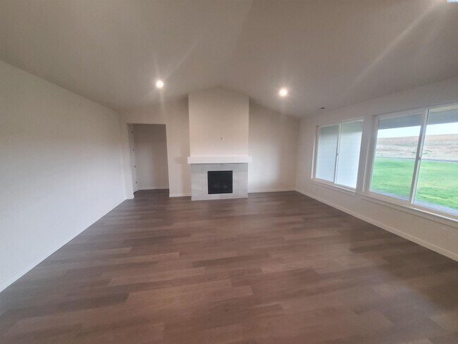 Building Photo - Brand New South Orchard Subdivision Rental