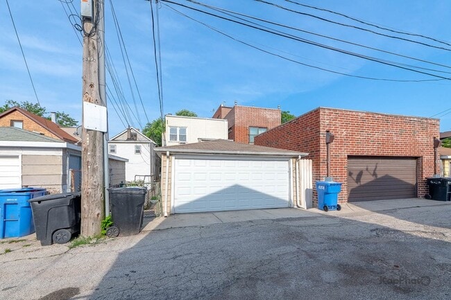 Building Photo - 2821 S Emerald Ave