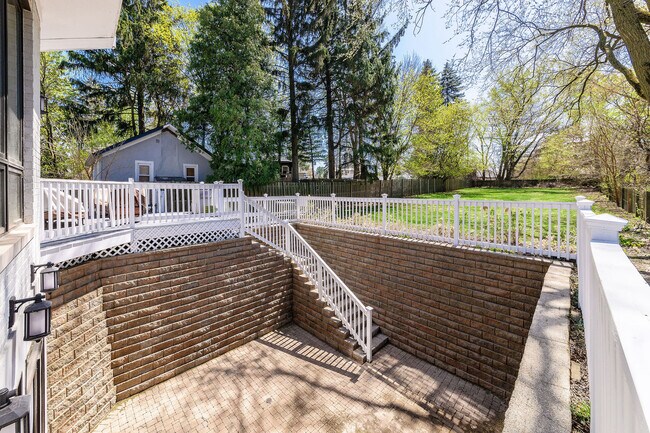 Building Photo - 2117 Wilmette Ave