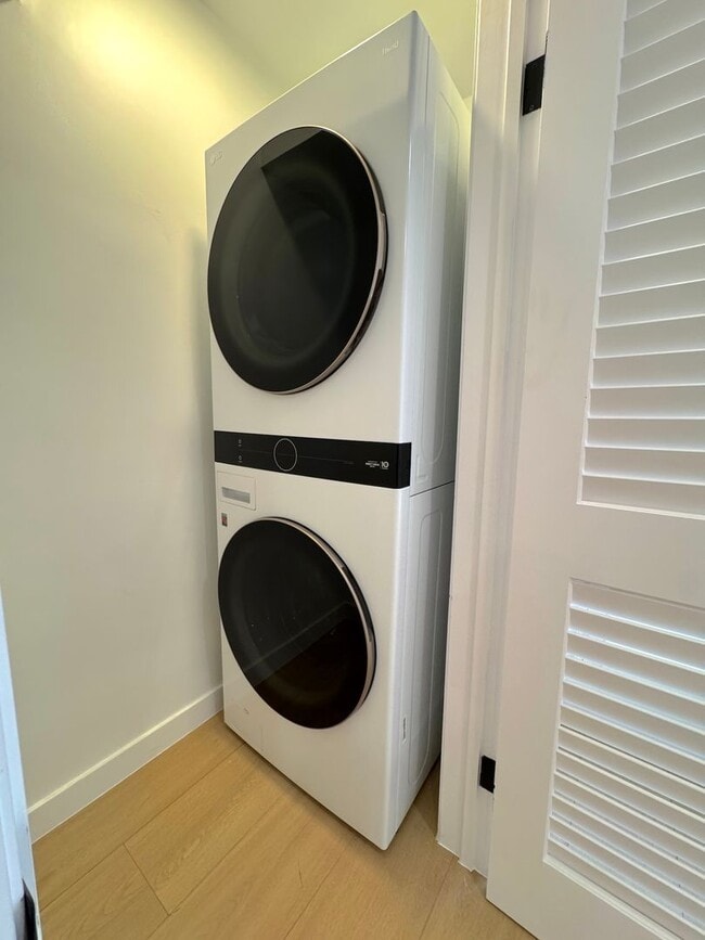 Building Photo - WeHo 1 Bed 1 Bath with W/D in unit, new kitchen, and walk-in closet!