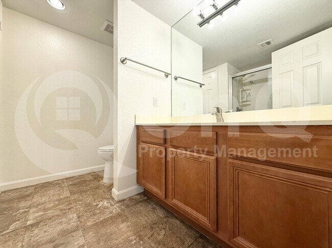 Building Photo - 1402 E Guadalupe Rd