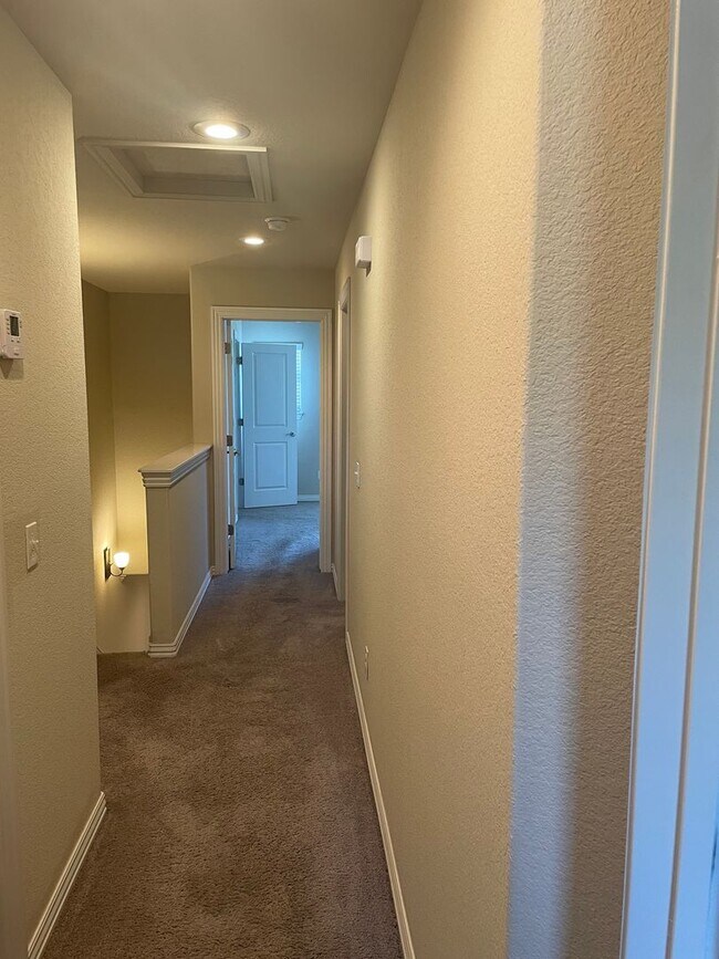 Building Photo - 3-Bedroom, 2.5-Bath TOWNHOME IN ROGERS!!!!