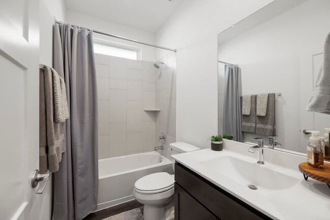 Building Photo - 573 Newcomb Holw Dr