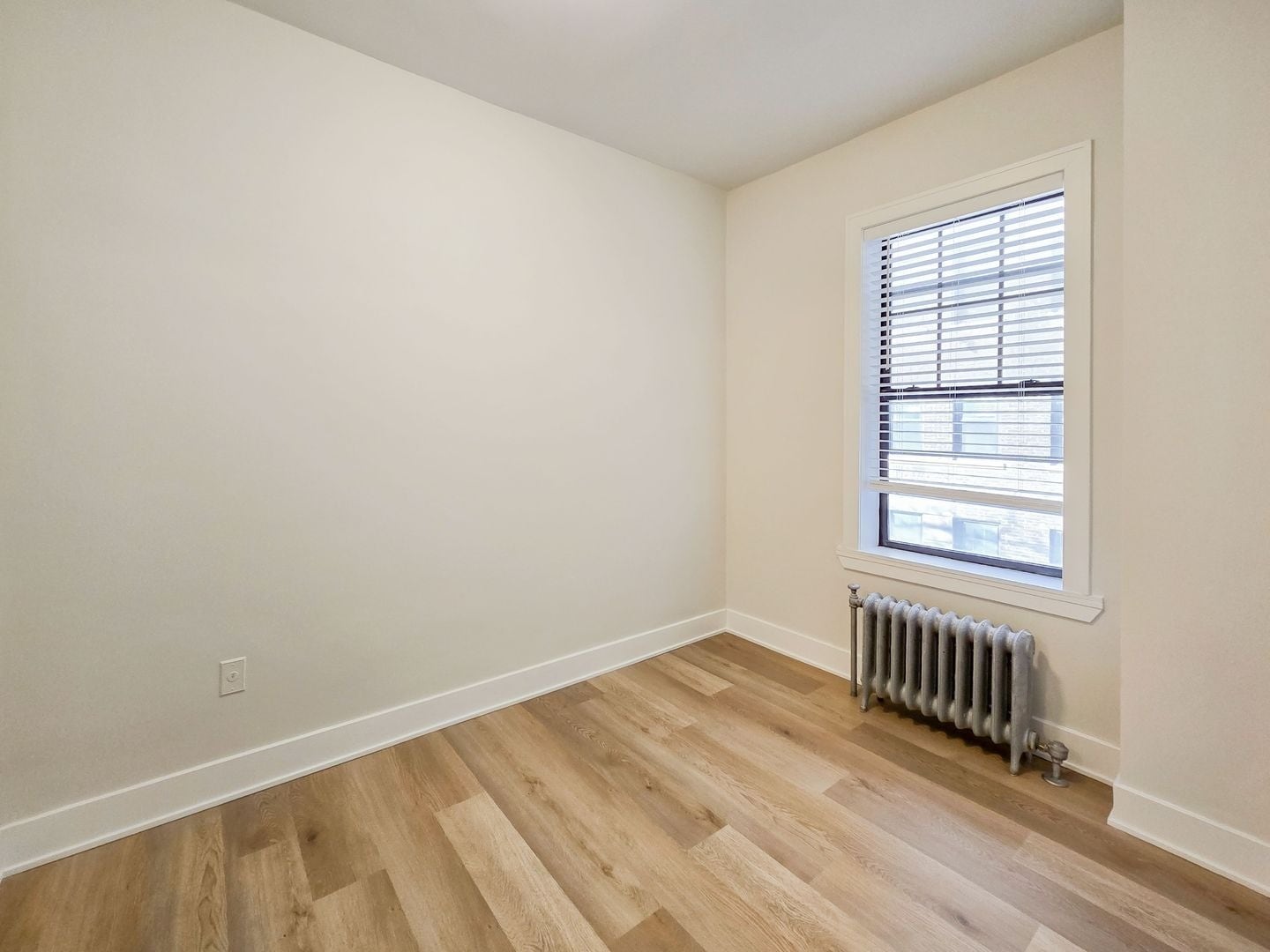 Building Photo - 623 W Briar Pl