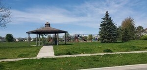 Building Photo - 587 S Parkside Dr