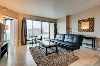Building Photo - Turnberry Towers 1904E-Strip/Golf/City Views from this Fully Furnished 1Bd Residence