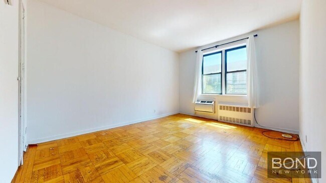 Building Photo - 219 E 76th St